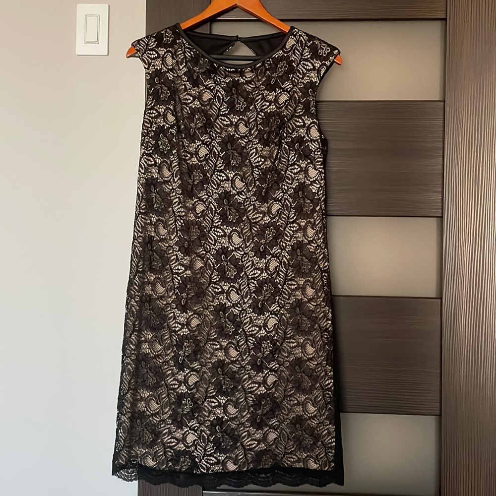 Maggy London black lace coctail dress, size 6